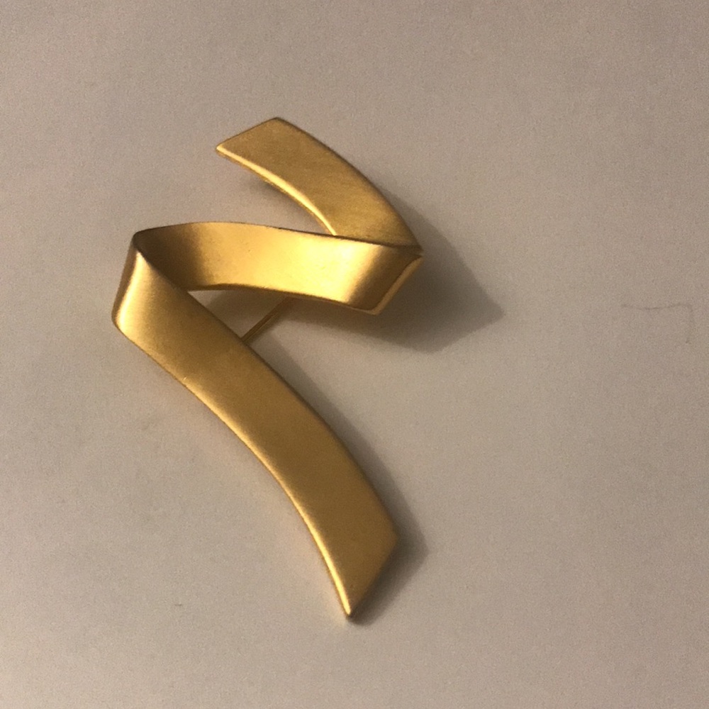 Brooch gold tone ribbon style approx 3”vintage